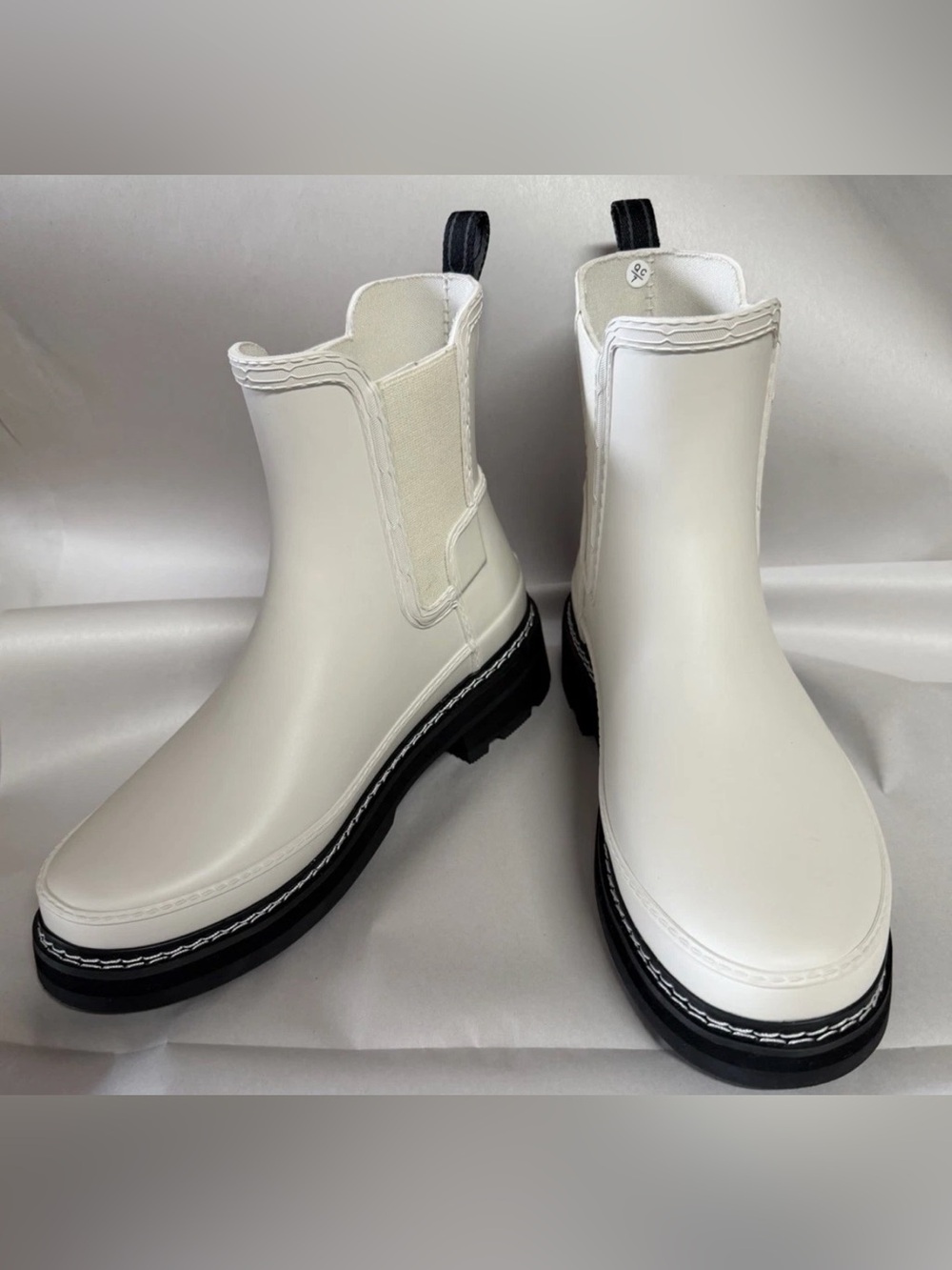 Hunter Womens Refined Stitch Detail Chelsea Boots, Size 9 US